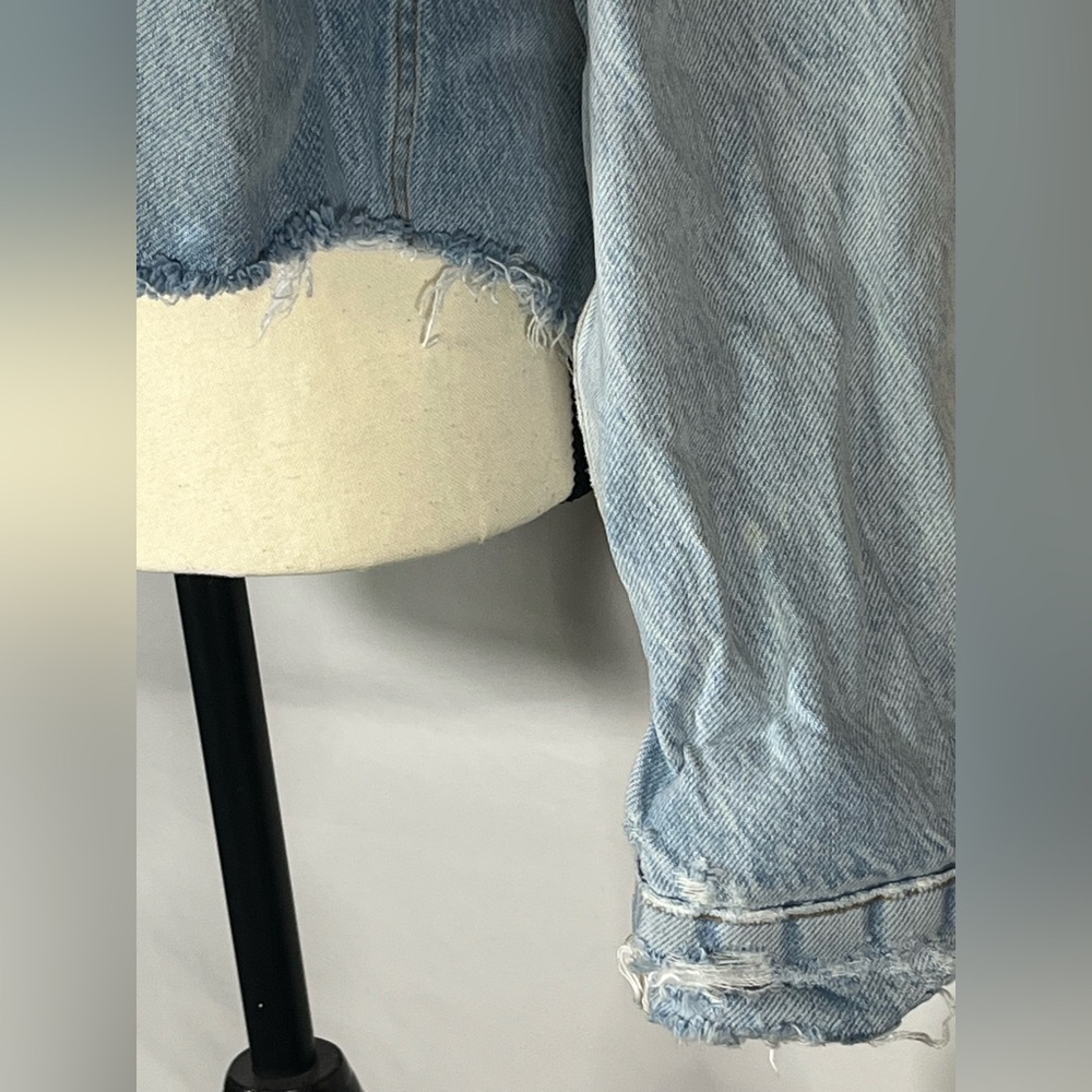 We The Free People Light Wash Blue Distressed Raw Hem Cropped Denim Jacket Med - Picture 3 of 9